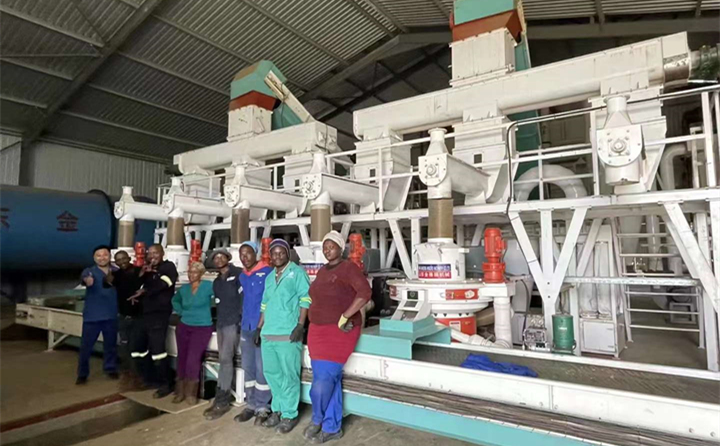 非洲德班木材顆粒機(jī)生產(chǎn)線調(diào)試成功.jpg 非洲德班木材顆粒機(jī)生產(chǎn)線調(diào)試成功.jpg